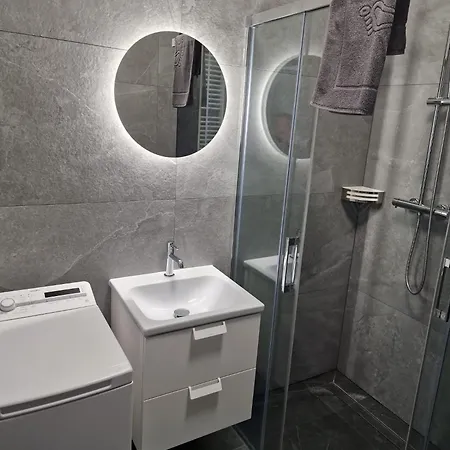 U Aleksandry * אוסטרוני מורסקי